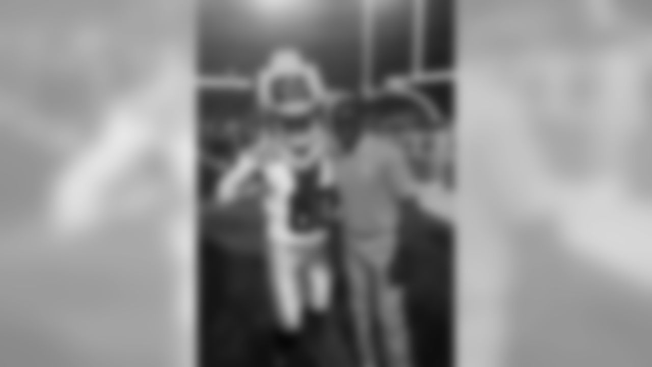 rowdy_photo_-_michael_irvin_at_pro_bowl_2015_0.jpg