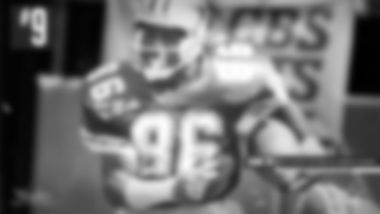 9. James Dixon – For teams that lost a lot of games, there's usually a decent kickoff returner. Dixon was that guy for the Cowboys, especially during the 1-15 season in 1989. He got plenty of chances to return kicks, and that's why he ranks third all-time in return yards with 2,315. He also had great speed and scored a touchdown against Kansas City in 1989.