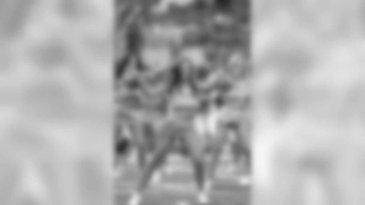 temp20141005_DAL_cheers_BCA_halftime29_JenniferA.jpg