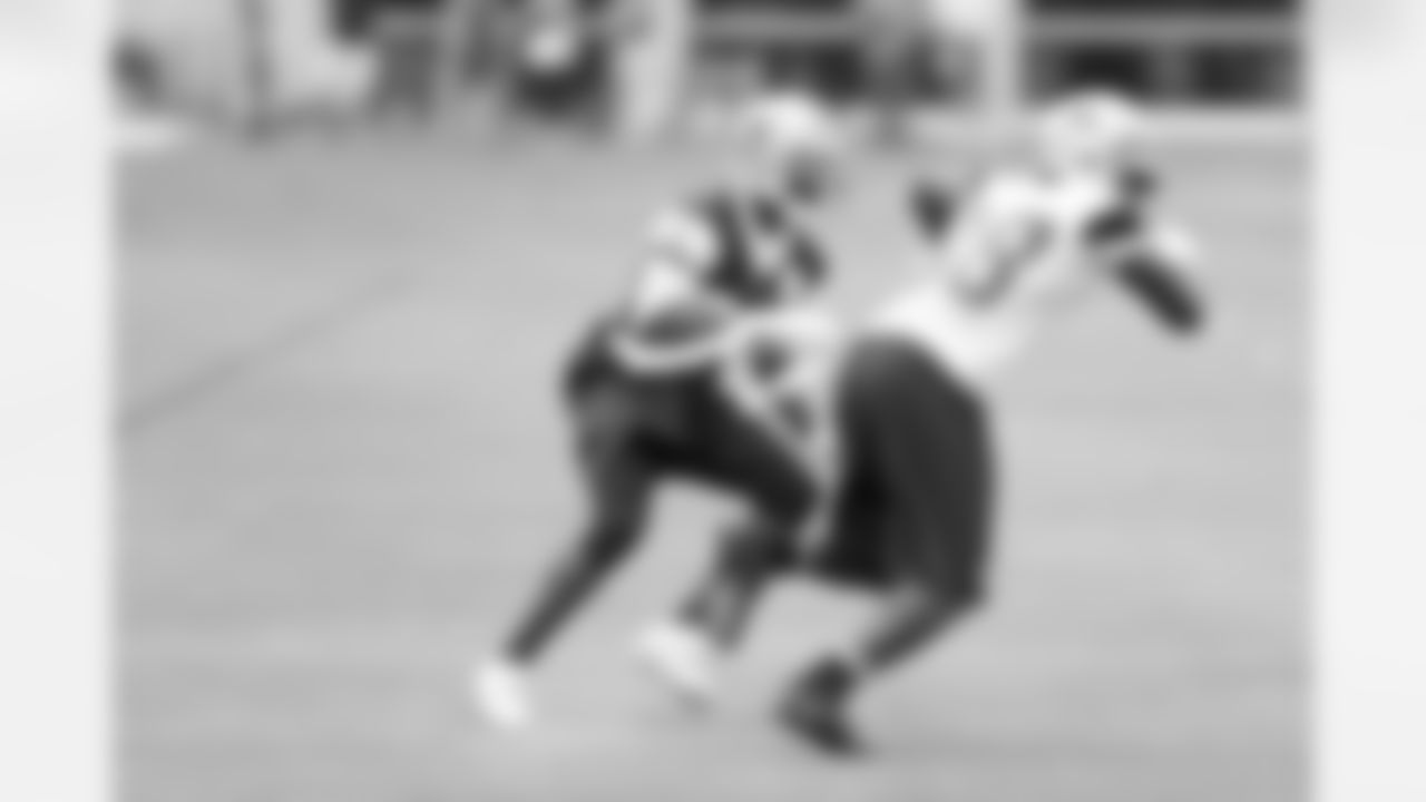 CB Morris Claiborne covers WR Dez Bryant.