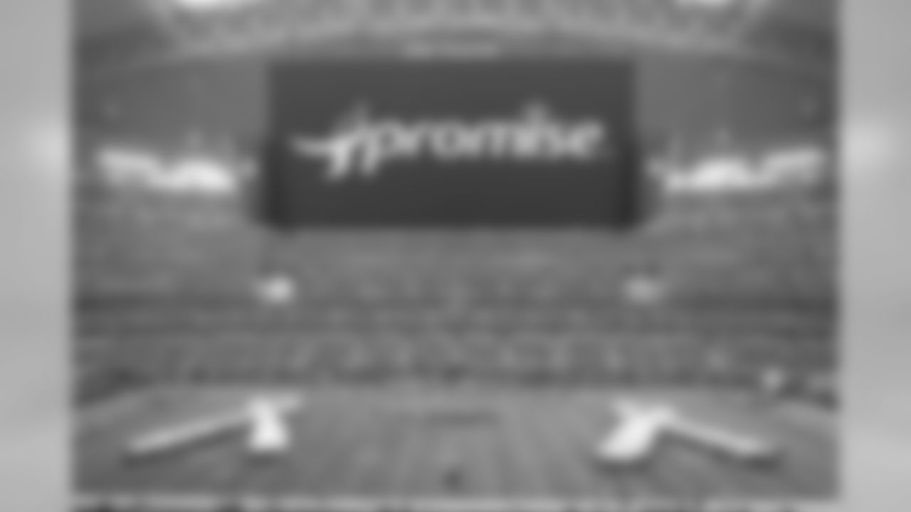 temp20141005_DAL_cheers_BCA_halftime89.jpg