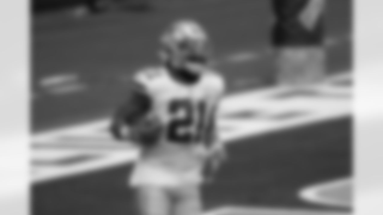 Dallas Cowboys running back Ezekiel Elliott (21) warms up before an NFL football game against the Pittsburgh Steelers in Arlington, Texas, Sunday, Nov. 8, 2020. (AP Photo/Roger Steinman)
