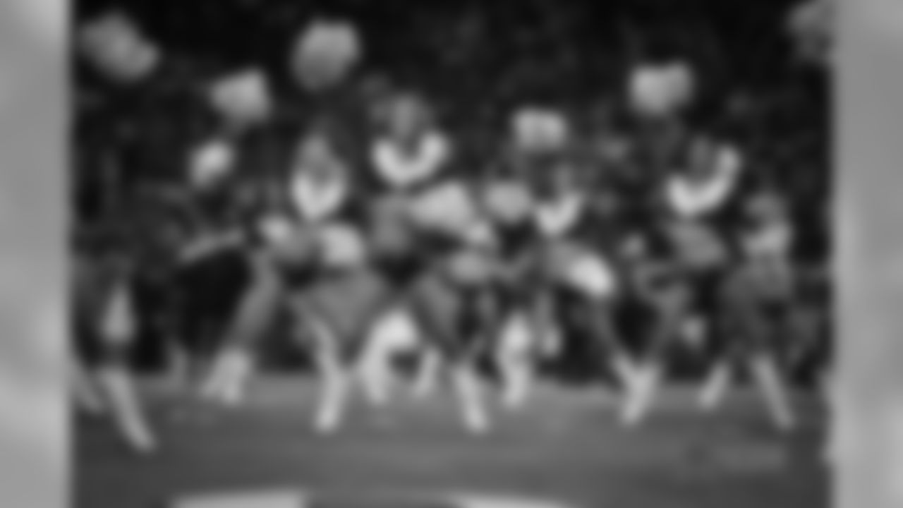 20161218_dal_cheer_all_jj17427.jpg