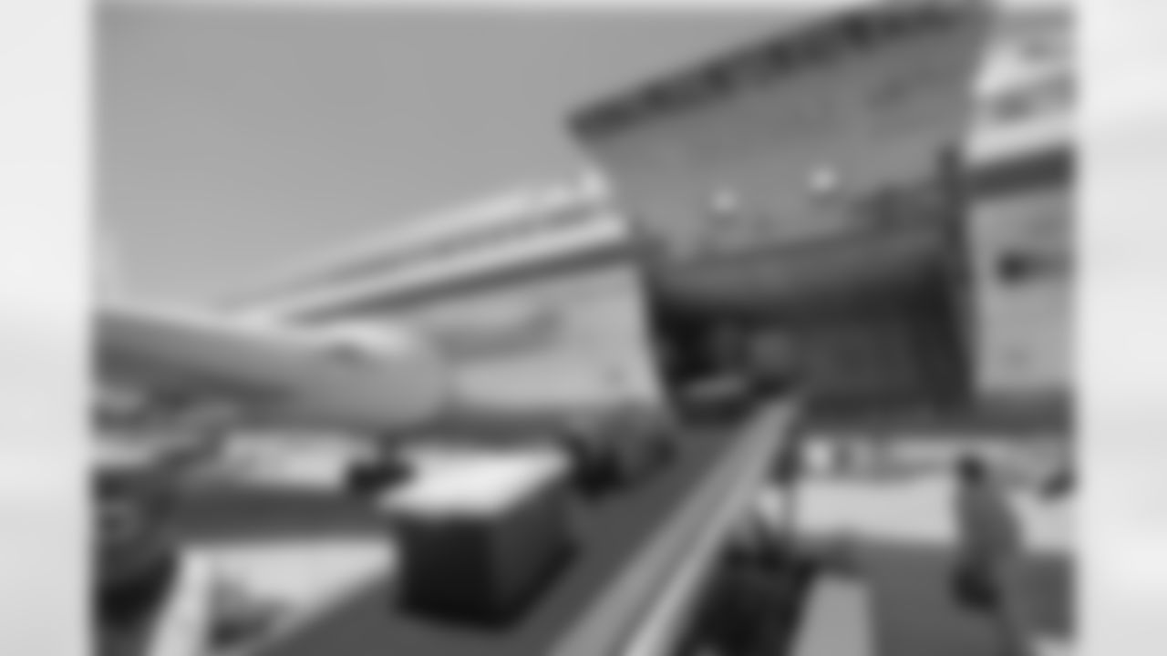 20150728_dal_dfw_luggage_truck14.jpg