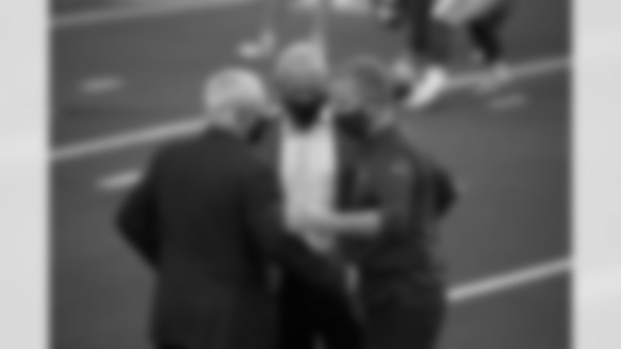 New York Giants offensive coordinator Jason Garrett, right, talks with Dallas Cowboys owner Jerry Jones, left, and chief operating officer Stephen Jones, center, before an NFL football game in Arlington, Texas, Sunday, Oct. 11, 2020. (AP Photo/Michael Ainsworth)