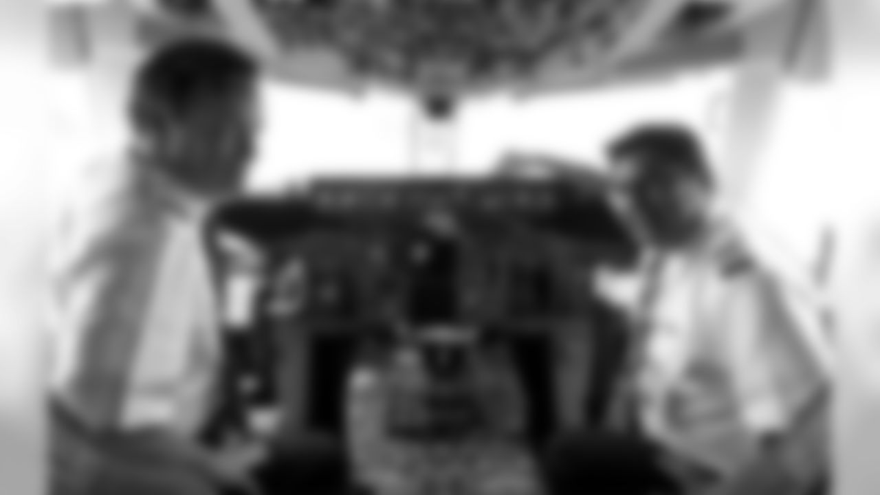temp20140722_DAL_airplane_pilots01.jpg