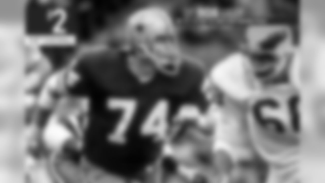 Bob Lilly – It's not easy putting Mr. Cowboy second on any list. He was the No. 13 pick in 1961 out of just 14 players in the first round. The first draft pick of the franchise was certainly an enormous piece to the puzzle as Lilly anchored a defense that not only competed for titles nearly every year, but his game-changing sack in Super Bowl VI was a memorable play for the Cowboys' first championship.