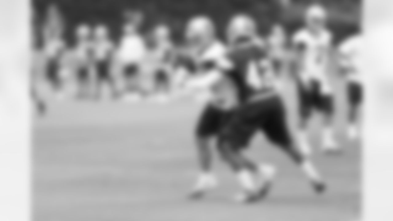 TE Jason Witten catches the ball under pressure from S Barry Church.