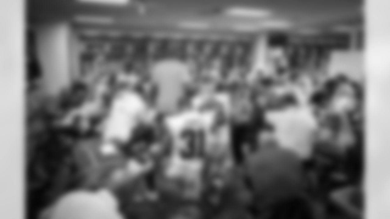 20161002_dal_pregame_prayer01.jpg