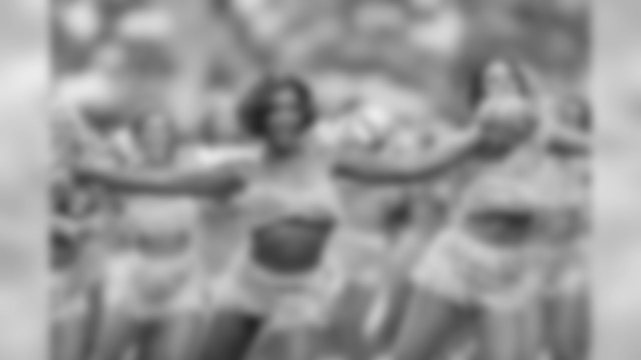 temp20141005_DAL_cheers_BCA_halftime48_Jacie.jpg