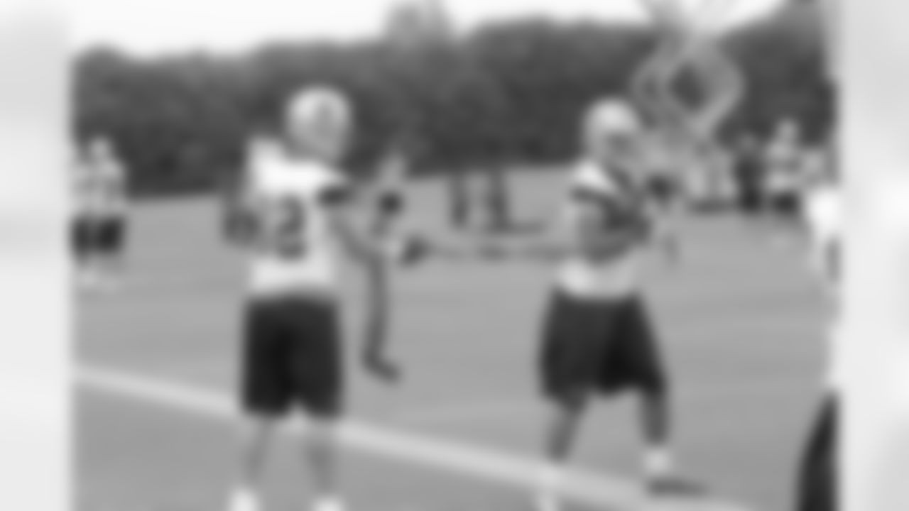 Jason Witten and James Hanna run through tight end drills.
