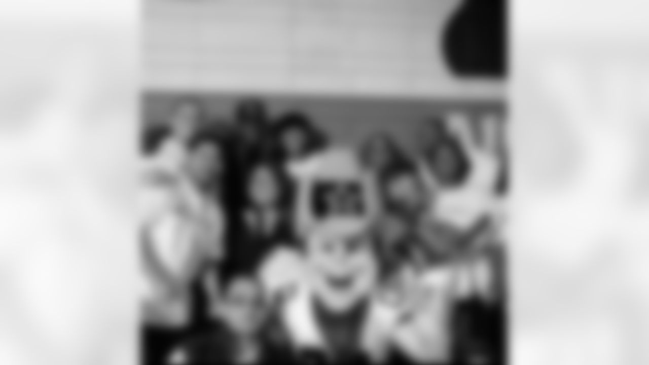 rowdy_photo_-_dez_thaxgiving_group_photo_0.png