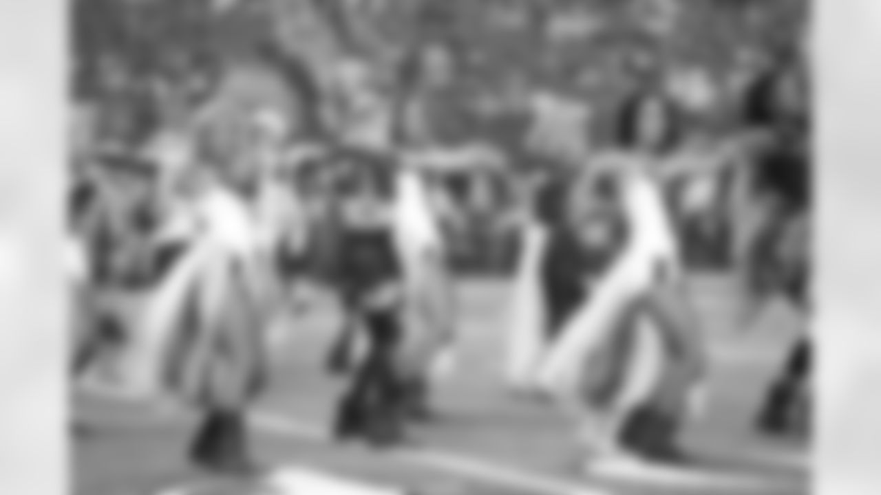 20141027_dal_cheers_halloween150.jpg