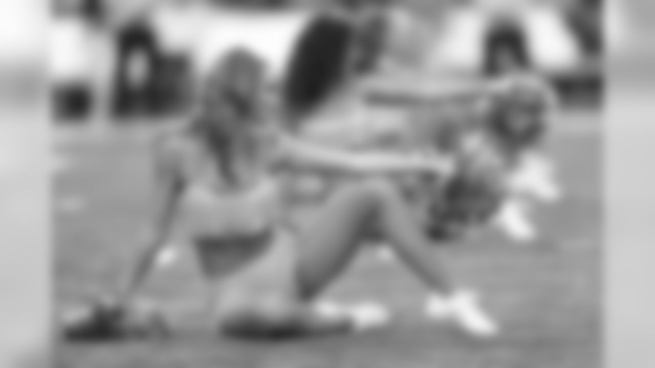 temp20141005_DAL_cheers_BCA_halftime65_Emma.jpg