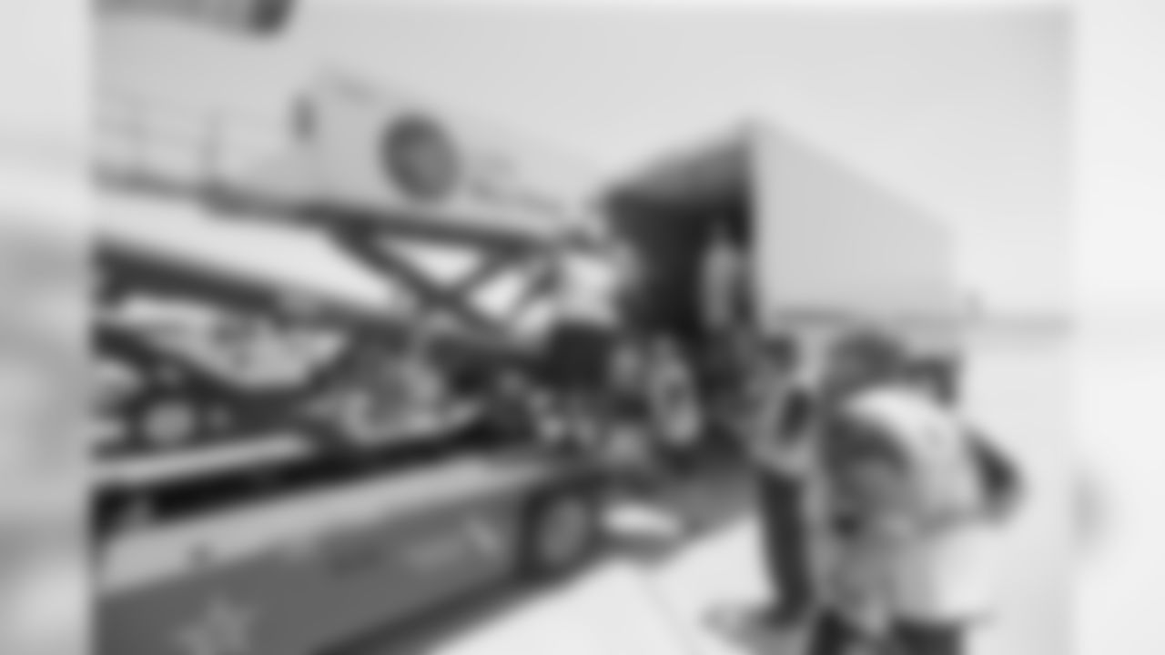 20150728_dal_dfw_luggage_truck02.jpg