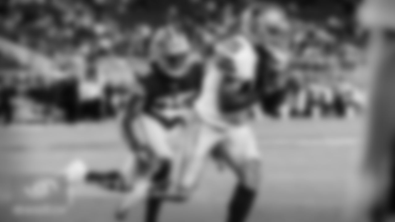 It's a shame that it took the final drive of the game for Mike White to get something going. His best pass of the night was a strike to Devin Smith on a deep out. Smith managed to keep perfect spacing between Tim Harris and Tarvarius Moore. The offensive line did its part by picking up the twist, which allowed White enough time to deliver the ball. It was one of the few times that White showed a sense of urgency when executing a play, which has been a problem for him.