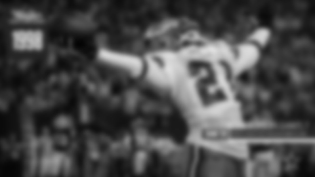 1998 – Cowboys 31, Giants 7 – The goal for every team is to find a way to dominate all three phases of the game. But when one player manages to do that by himself, it must be a heroic night. That's what Deion Sanders did to the Giants in an early-season game back in 1998. Sanders returned a punt for a touchdown, returned an interception for a score and even caught a 52-yard pass from Jason Garrett, who started the game. The Cowboys rolled the Giants 31-7 but Sanders' performance prompted the league to give him a unique award that just so happen to fit with his nickname. Sanders is the only Cowboys player to win the NFC "Prime Time" Player of the Week award.