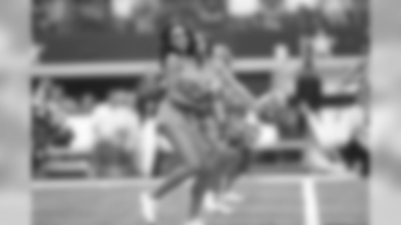 temp20141005_DAL_cheers_BCA_halftime14_Jenna.jpg