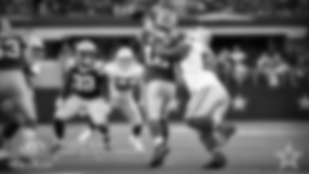 It's just how things go for you defensively at times when you play Aaron Rodgers. Maliek Collins beats Billy Turner off the snap clean and is advancing toward Rodgers in the middle of the pocket. Collins is on the right arm of Rodgers and is going to bring him down for a sack. But Rodgers switches the ball to his left hand but pushes it forward Tra Carson. What should have been a sack for a five yard loss ends up being a eight yard gain on a play that very few quarterbacks would have attempted much less pull off.