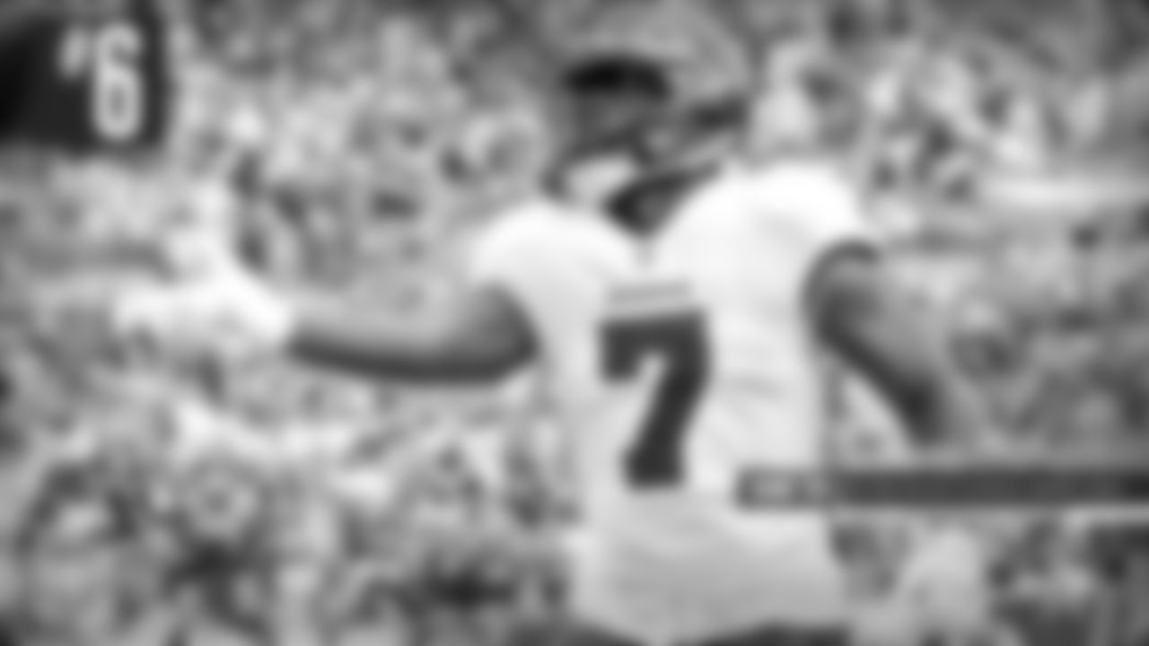6. Leonard Fournette
Despite talks that he would leave for elsewhere during free agency, Fournette elected to return to Tampa Bay for a third season. He posted his best season since 2019, running for over 800 yards and eight TDs and more than 450 receiving yards and established himself as the No.1 back for the Bucs. No doubt Tom Brady and Co. will be happy to have the former first rounder back.
