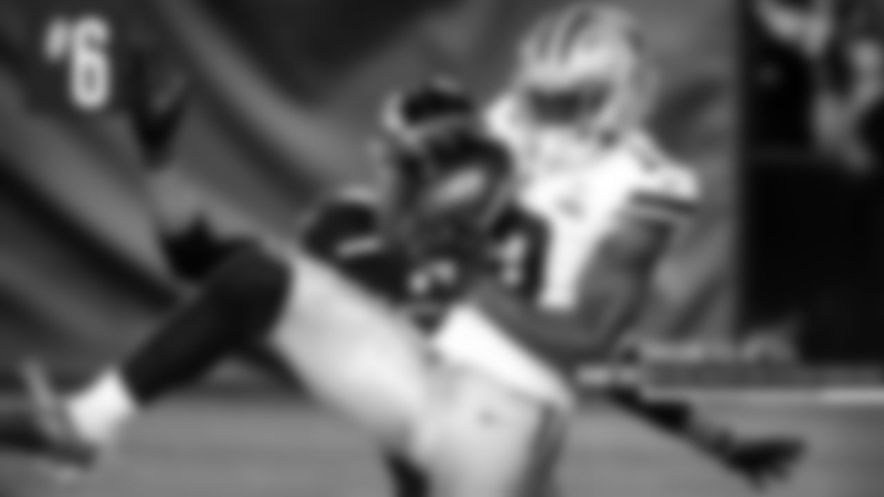 6. Week 13 vs. BAL – 13-yard TD, 2Q
Believe it or not, this acrobatic catch actually gave Dallas a 10-7 lead. Andy Dalton faked the handoff to Tony Pollard and found Gallup in the middle of the end zone, as he out-leapt his coverage for the score. Baltimore would go on to outscore the Cowboys, 31-7, from this point.