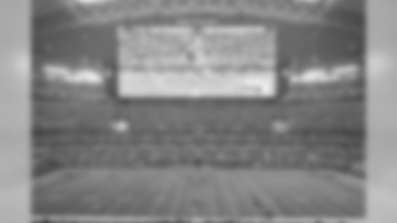 temp20141005_DAL_cheers_BCA_halftime07_VB_team.jpg