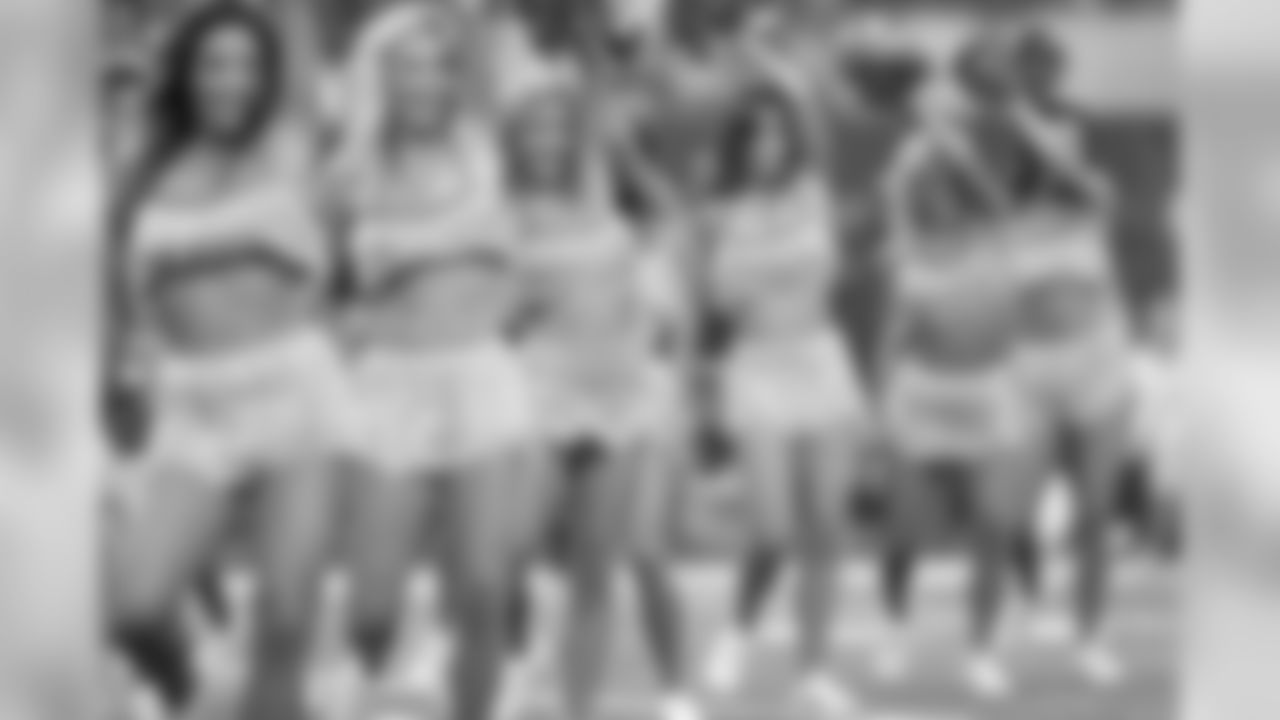 temp20141005_DAL_cheers_BCA_halftime51_Sydney.jpg