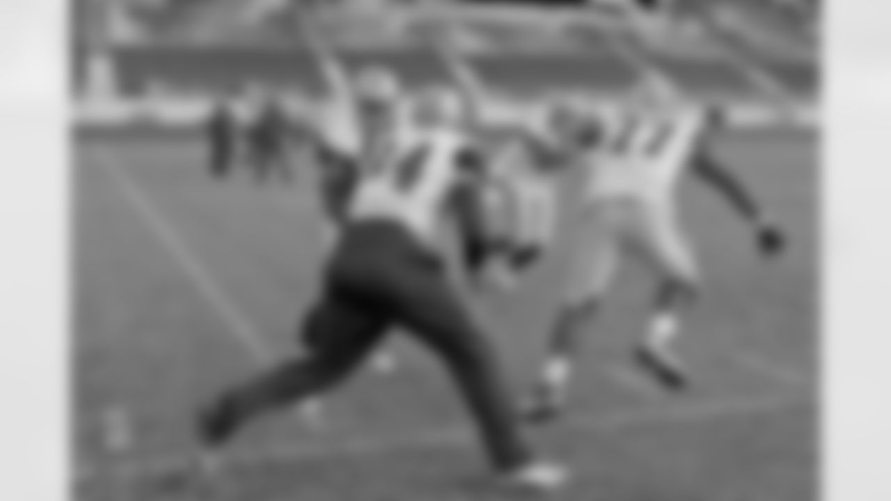 london_dal_tyron_smith_1.jpg