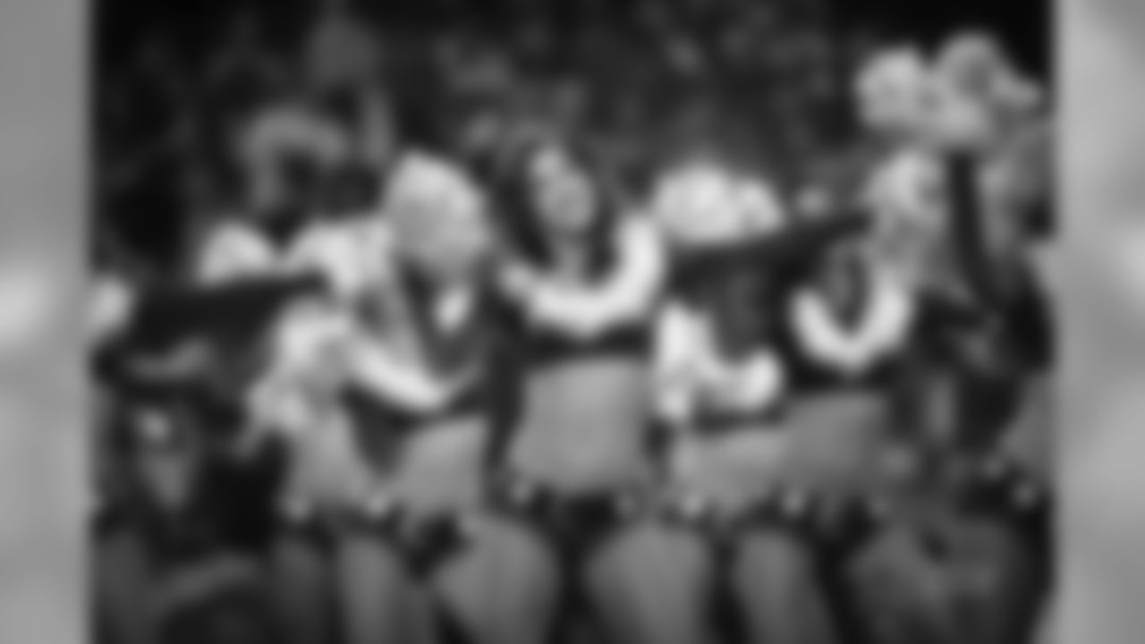20161218_dal_cheer_all_jj17326.jpg