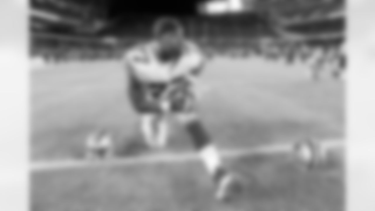tyron_smith_20141204_dal_chi_quickies067.jpg