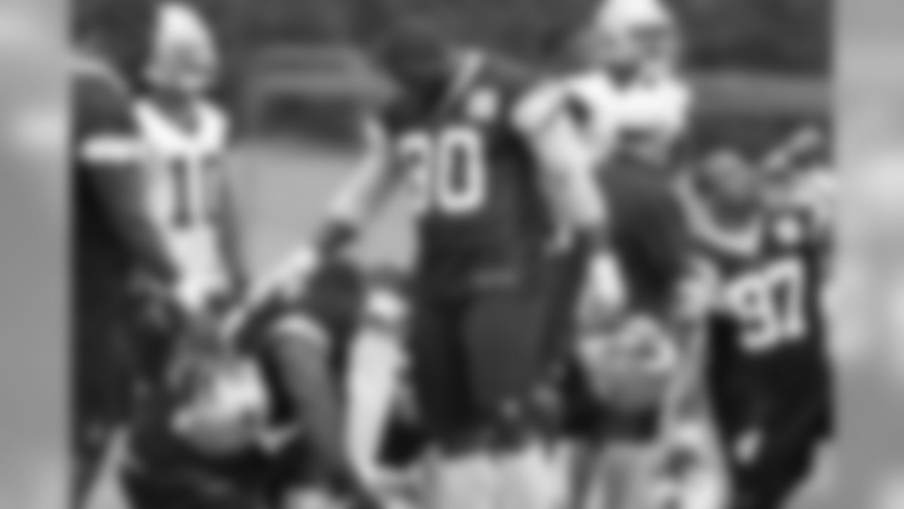 Jay Ratliff and the rest of the Dline take a water break.