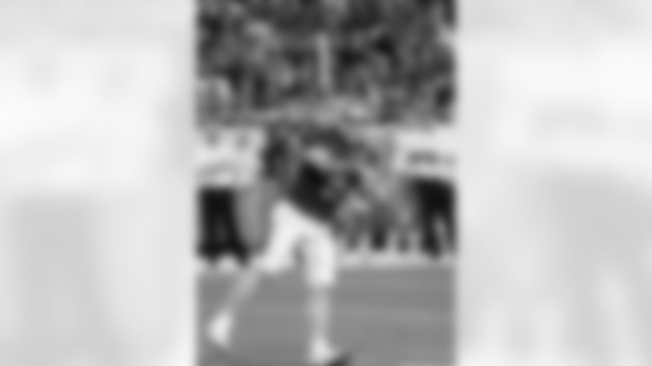 Dallas Cowboys' Tony Romo passes during the first half of the NFL Football Pro Bowl Sunday, Jan. 25, 2015, in Glendale, Ariz. (AP Photo/David J. Phillip)