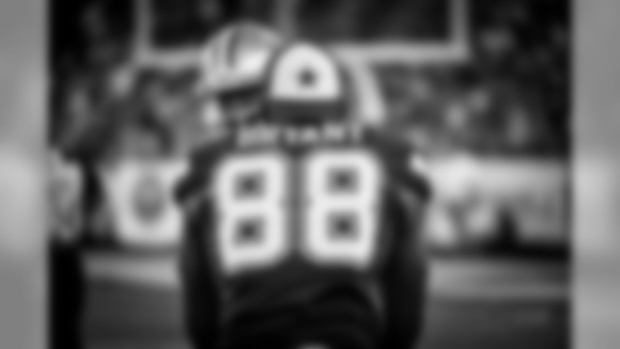 2016_cowboys_rams_dez_bryant_selects_jj1089.jpg