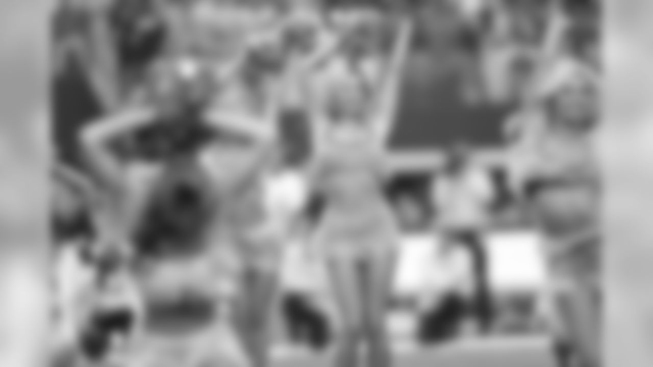 temp20141005_DAL_cheers_BCA_halftime57_Kinzie.jpg