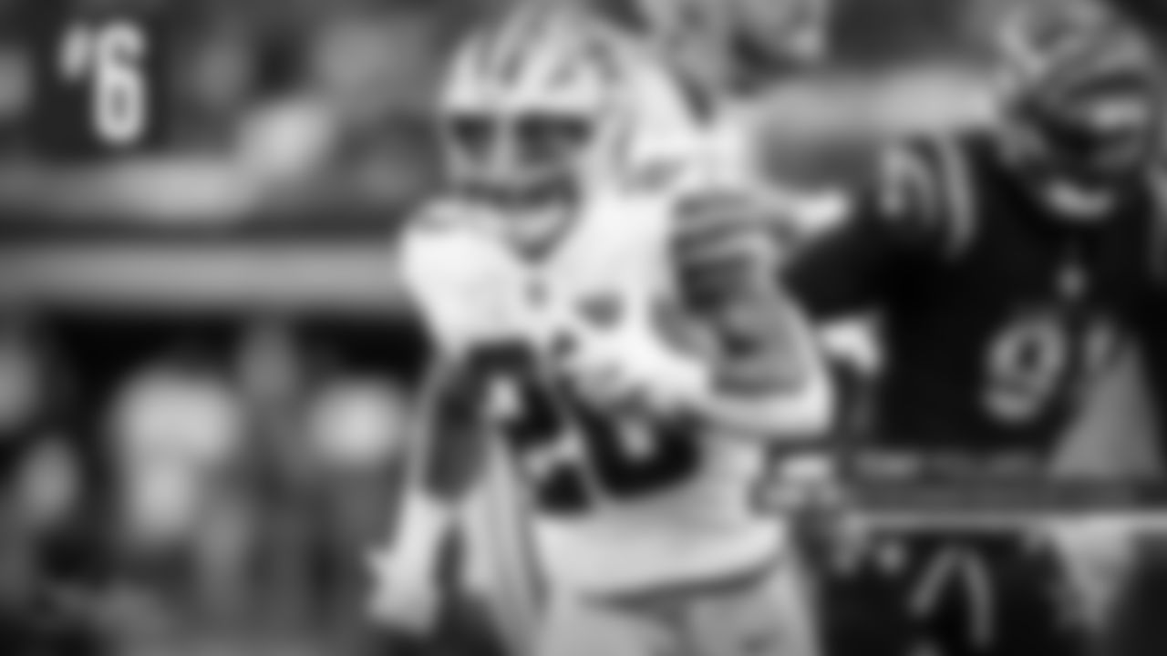 6. Tony Pollard – Big plays are what the Cowboys expect from Pollard and he delivered, thanks to a 46-yard swing pass, the explosive running back nearly scored on the big play, and then found the end zone on the next. He averaged 7.5 yards a touch, combined with passes and runs.