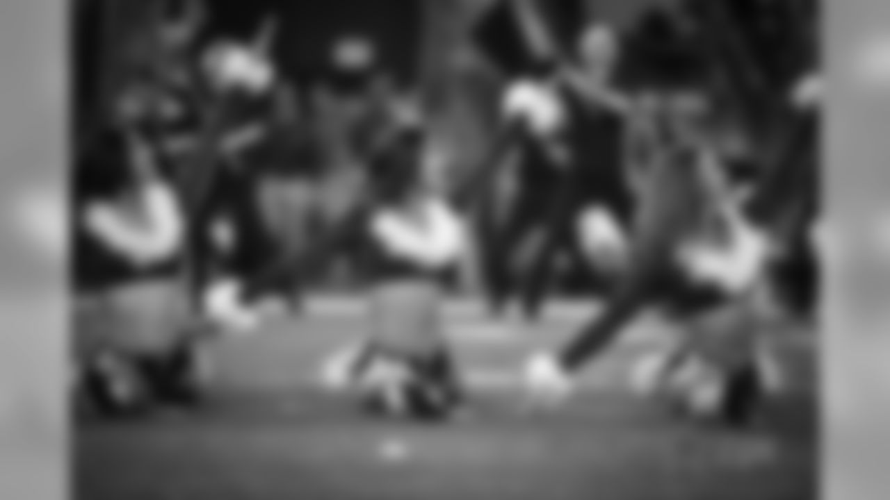 20161218_dal_cheer_all_jj17360.jpg