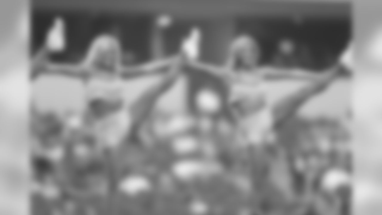 temp20141005_DAL_cheers_BCA_halftime80_Courtney_Sydney.jpg