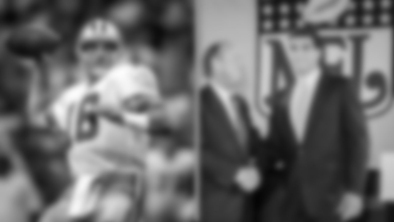 11. Vinny Testaverde (1987, Bucs, 1st overall)
Signed by Bill Parcells to be a veteran backup, Testaverde found himself suddenly as the starter when Quincy Carter was shockingly waived in training camp. The 40-year-old handled the situation like a pro but it was clear his best days were behind him. He was benched for Drew Henson on Thanksgiving but relieved him at halftime to get the victory.