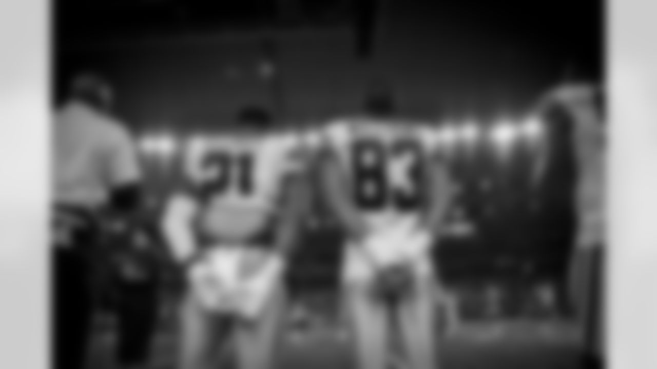 20161030_dal_vs_phi_anthem_ezekiel_elliott_terrance_williams_selects_jj2370.jpg