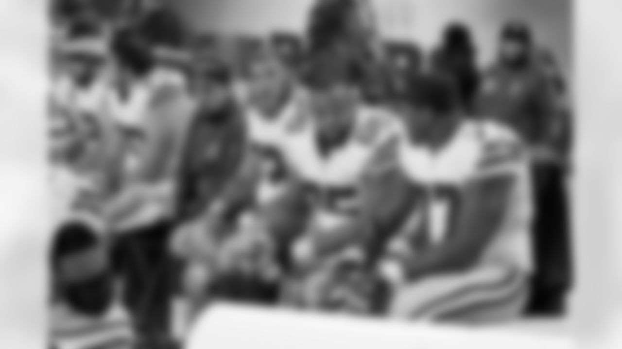 o_line_20141204_dal_chi_quickies278.jpg