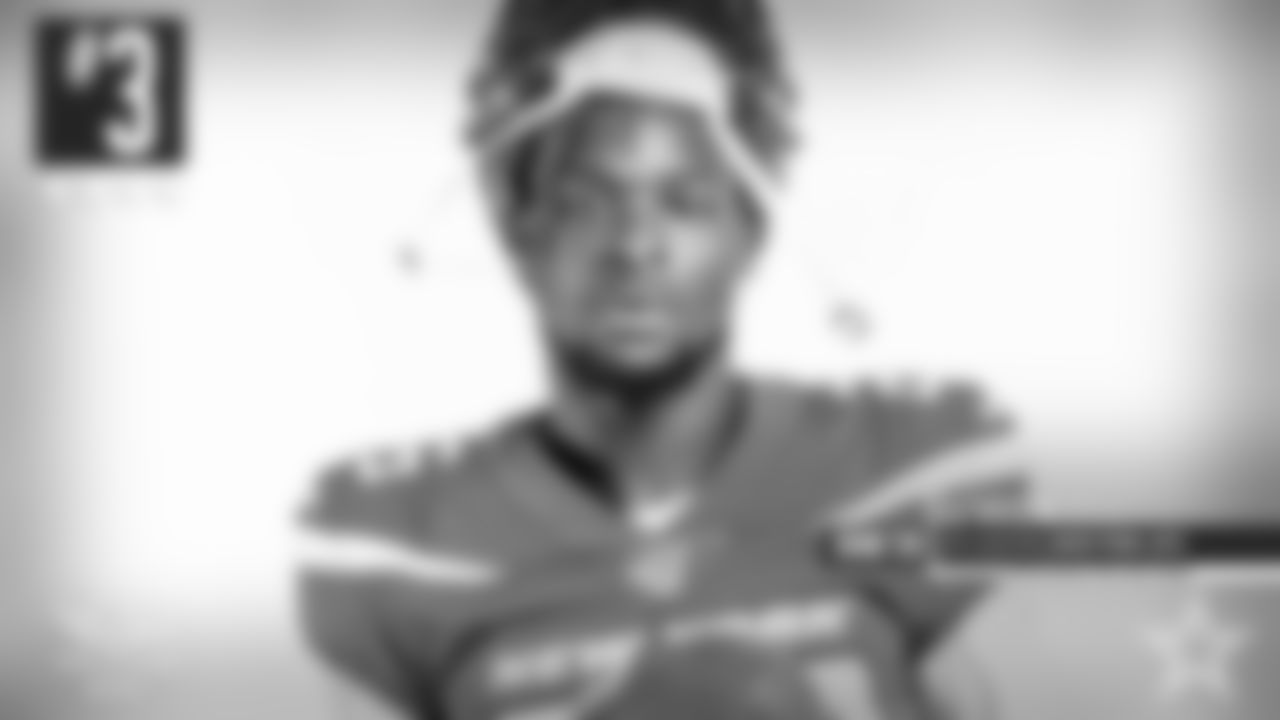 3. Le'Veon Bell: Sat out the entire 2018 season with a contract dispute with the Pittsburgh Steelers. Signed with the New York Jets in the off season. Will be interesting to see how the time off will affect his game. One of the pick/slide runners that I have ever scouted. Light on his feet. Almost like he's dancing with the ball but covers ground while doing it. Is a complete back in every sense of the word. Can run/catch/block. Never comes off the field. Is always going forward. Don't see him getting knocked back. Will punish defenders. Makes something out of nothing. Outstanding in finding space. Difficult to tackle in space. Is a quarterback's best friend.