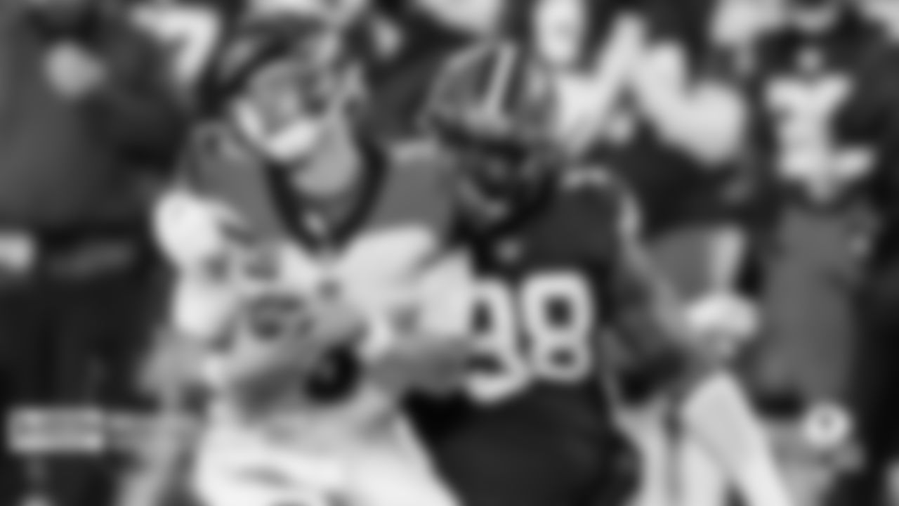 Defensive Strategy
Joe Woods has put together a versatile defensive scheme that meshes some of the base tactics from his stops along the way. He utilizes a mix of what he has learned from his time under Wade Phillips, Vance Joseph, Robert Saleh, and others to throw a number of different looks at the offense. From a personnel standpoint, Woods leans on his frontline to create havoc at the point of attack. Sheldon Richardson and Larry Ogunjobi crush the run to create opportunities for Myles Garrett and others to get after the passer. In coverage, the Browns will challenge wide receivers and tight ends at the line of scrimmage with aggressive bump-and-run tactics complemented with some zone coverage in favorable spots. If the Browns can win early downs and dictate the terms to their opponent, this defense is a problem for offenses forced to chase points.