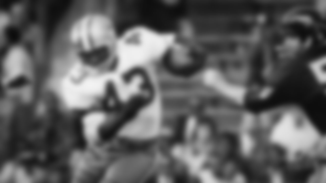 Dallas Cowboys running back Don Perkins eludes Washington Redskins linebacker Chris Hanburger in a 27-20 loss at the Cotton Bowl on 11/19/1967. Dallas Cowboys - 1960's File Photos (AP Photo/NFL Photos)