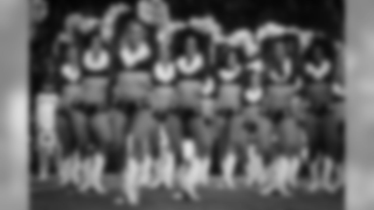 20161218_dal_cheer_all_jj17533.jpg