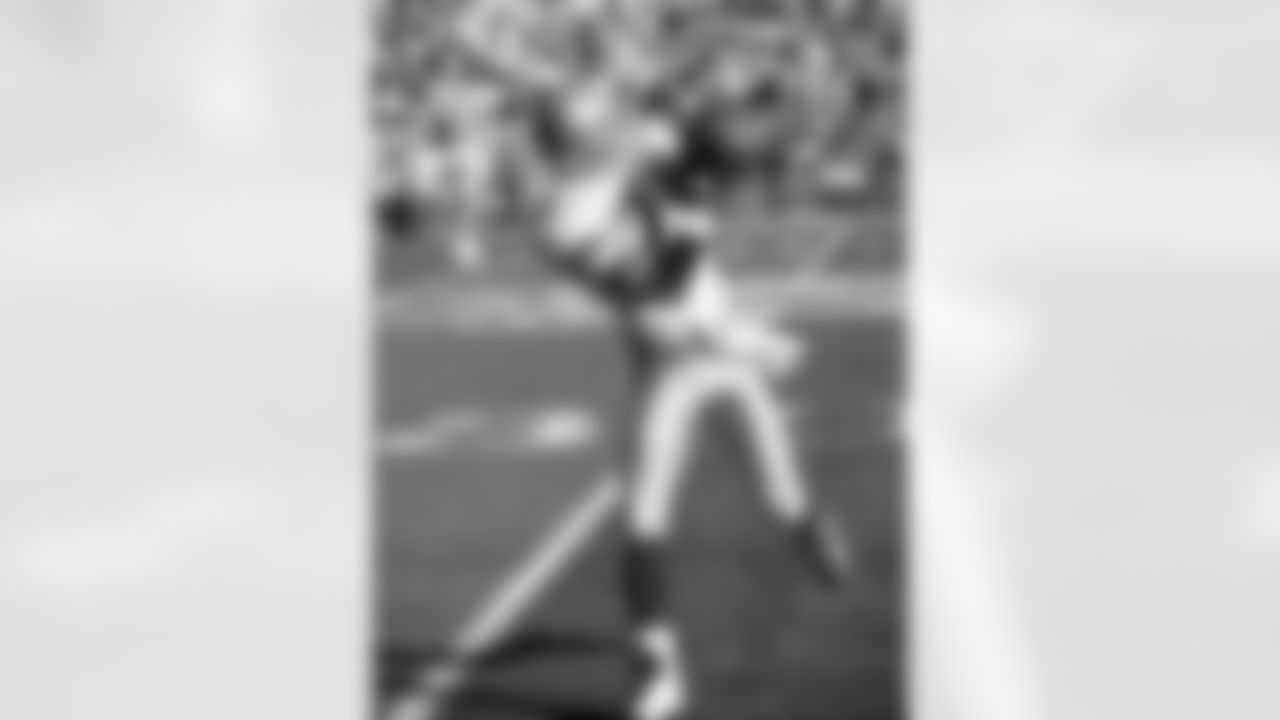 Dallas Cowboys safety Brock Marion (31) catches a pass in pregame warmups before Super Bowl XXX, a 27-17 Dallas Cowboys victory over the Pittsburgh Steelers on January 28, 1996, at Sun Devil Stadium in Tempe, Arizona. (AP Photo/NFL Photos)