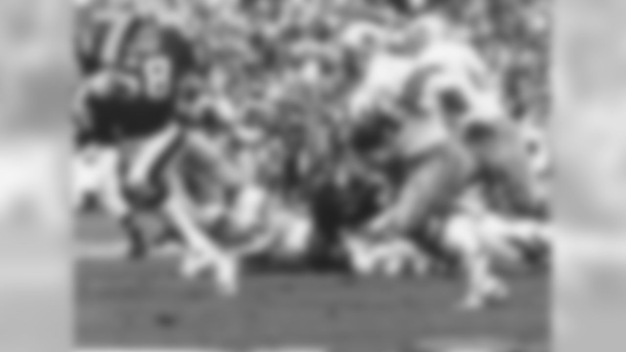 Robert Newhouse - He had the body of a bruising fullback, a position he played most of his career. He was the featured back for the early part of his 12-year career and took a backseat once Tony Dorsett arrived. But Newhouse was a versatile player who