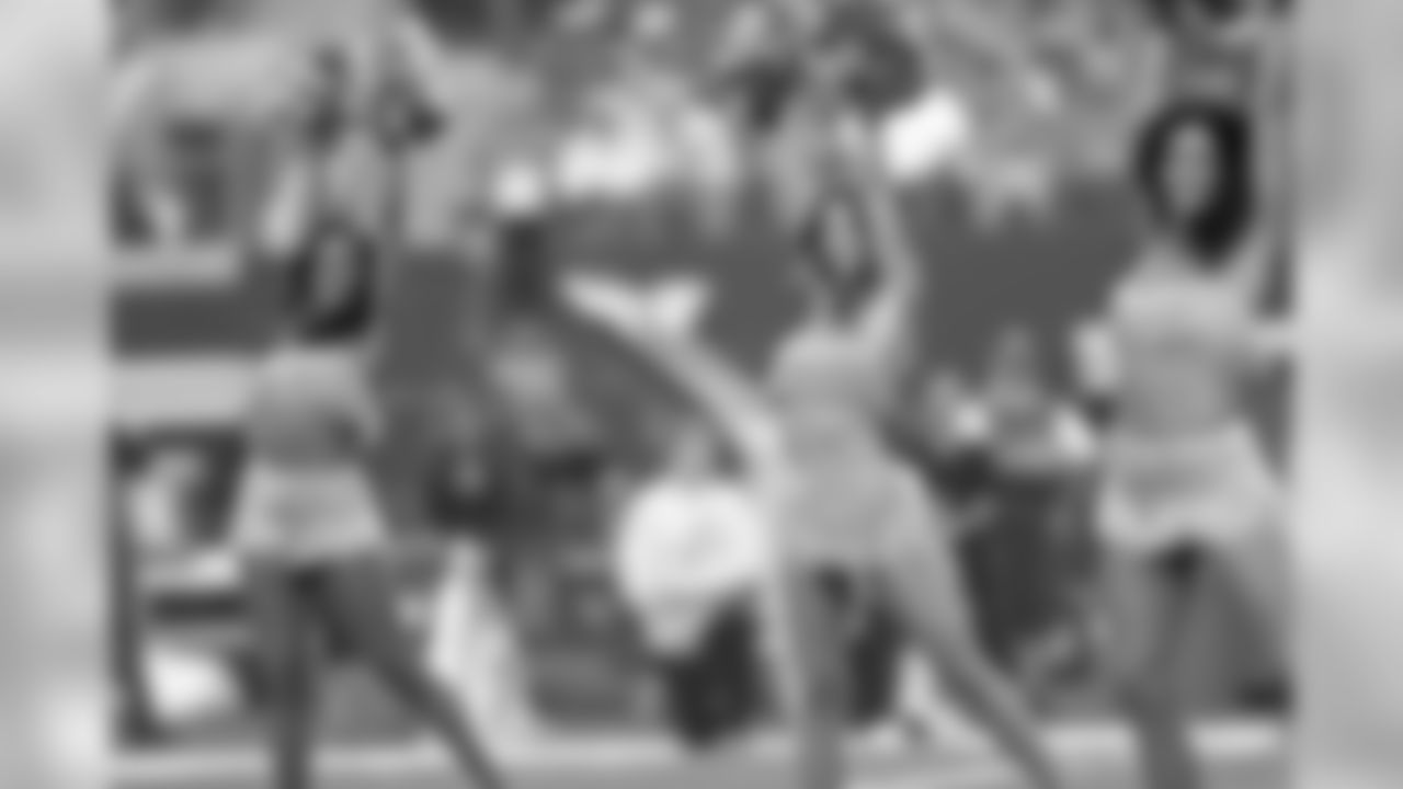 temp20141005_DAL_cheers_BCA_halftime42_Katy.jpg