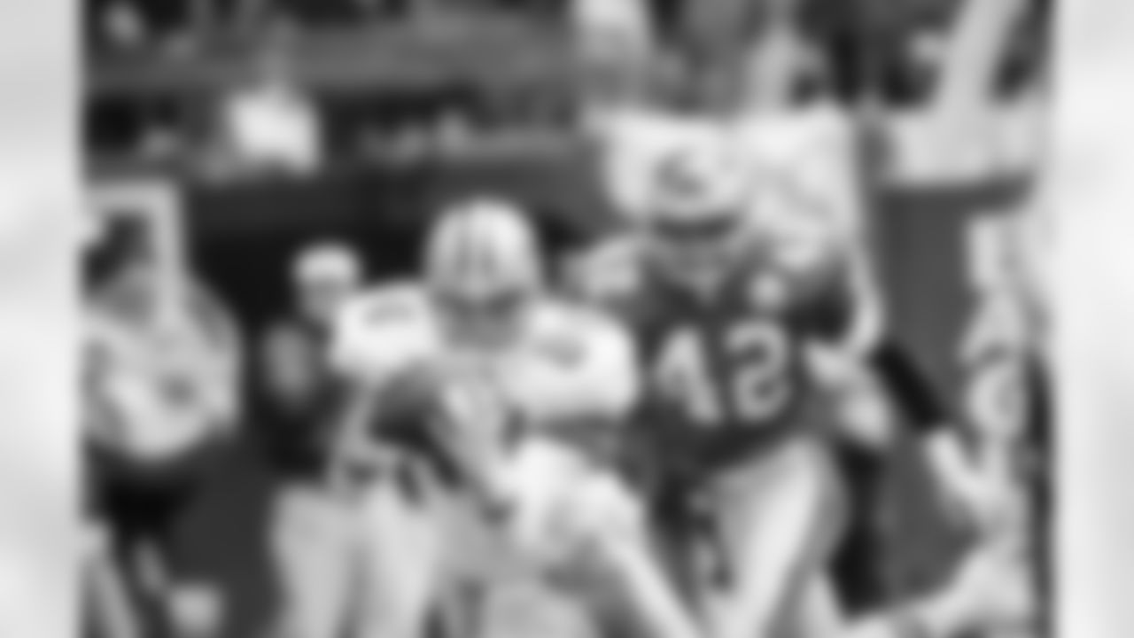 Dallas Cowboys tight end Jay Novacek (84) makes a touch down catch in front of Philadelphia Eagles John Booty (42) during the second quarter of NFC play off game, Sunday, Jan. 10, 1993 in Irving, Taxes. (AP Photo/David Longstreath)