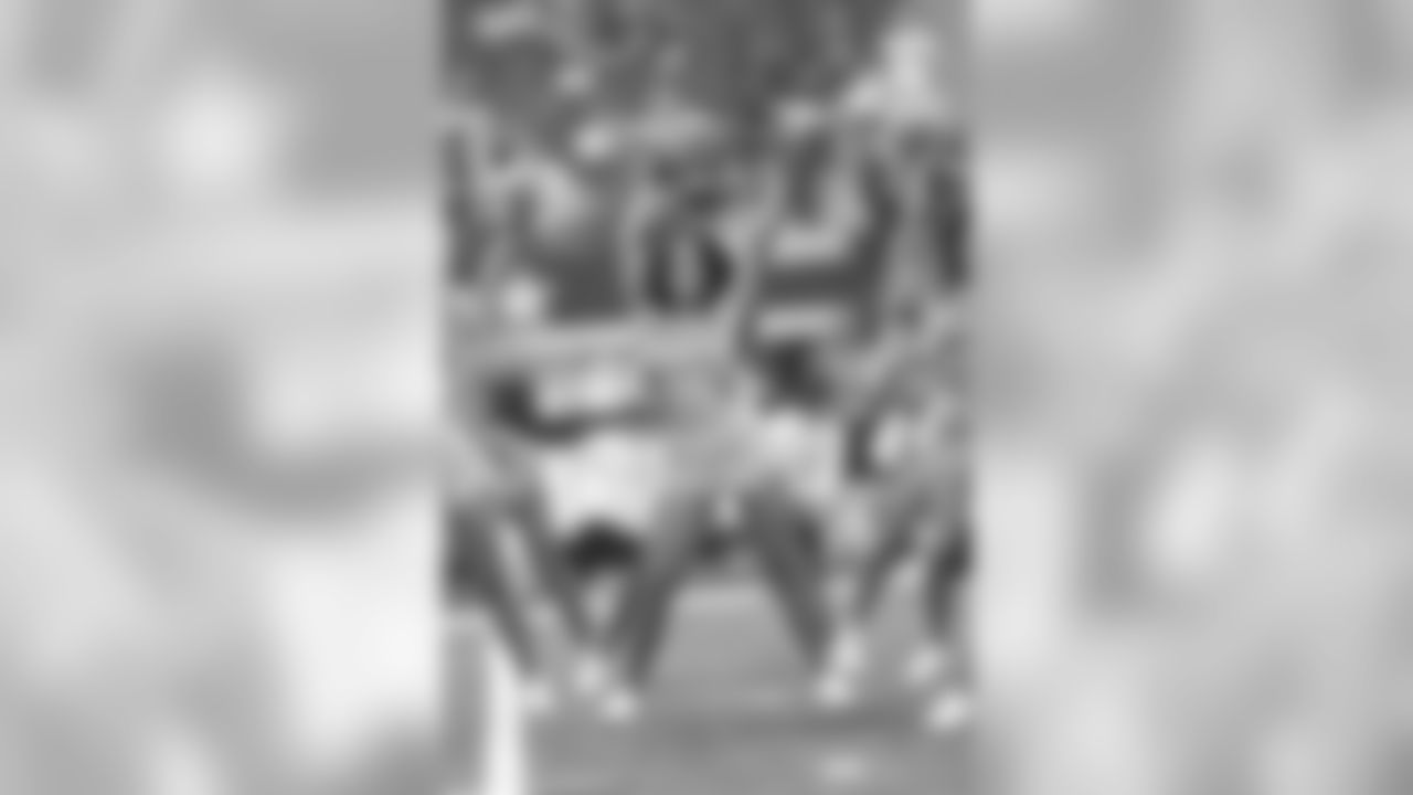 temp20141005_DAL_cheers_BCA_halftime40_Angela.jpg