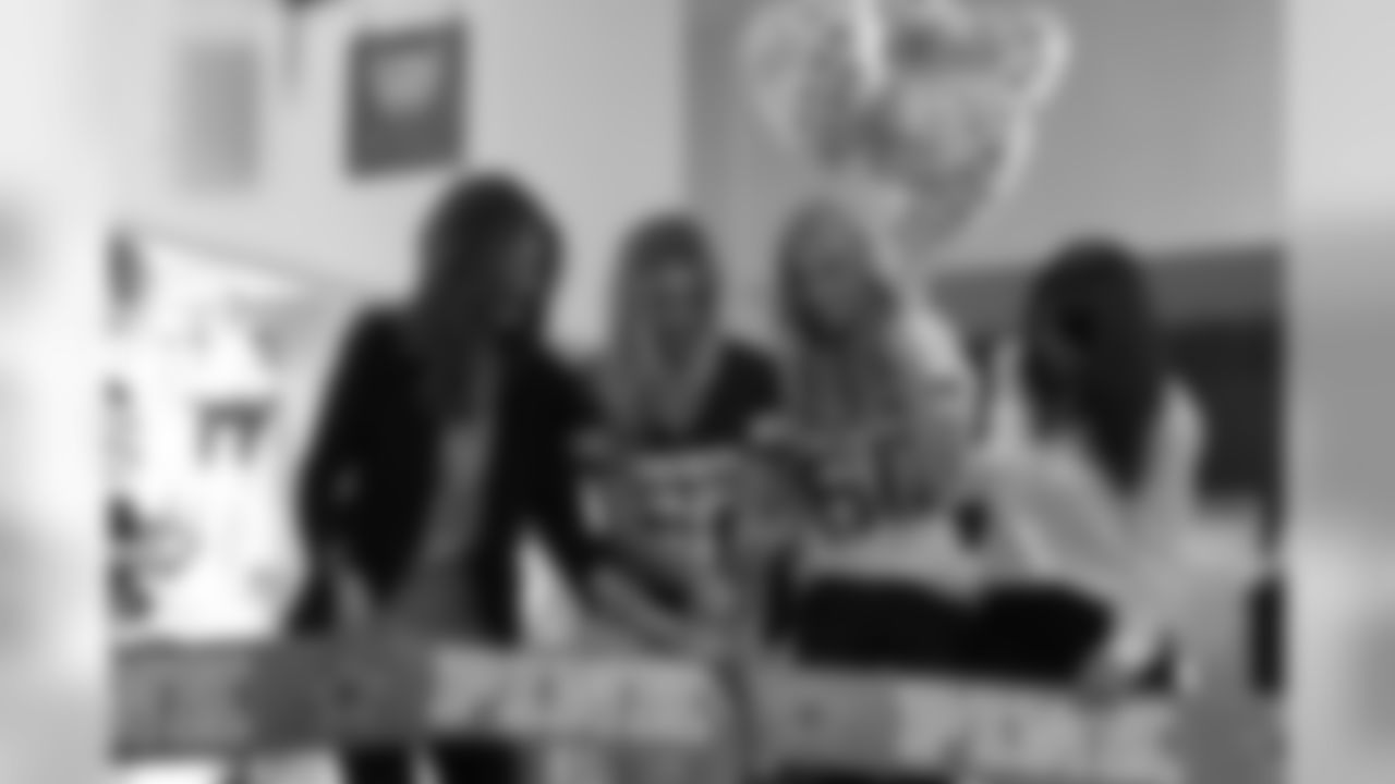 tempVictoriasSecret_100112_08.jpg